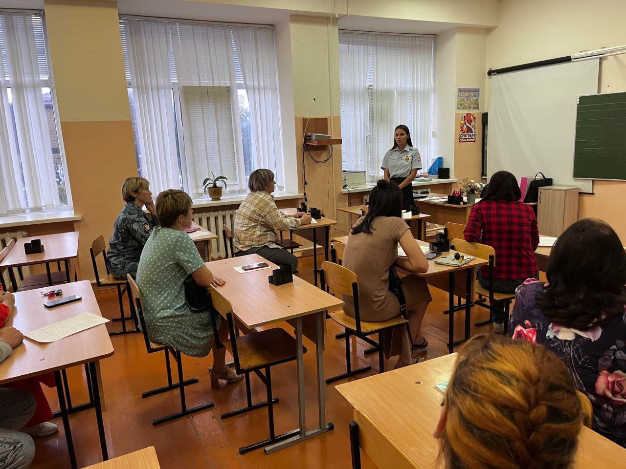 Полицейские провели с жителями Валуйского городского округа беседы по профилактике мошенничества.