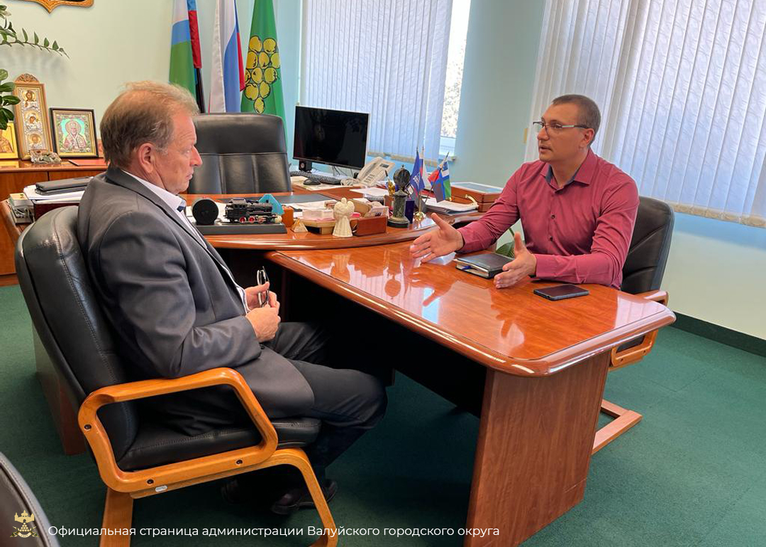 Алексей Дыбов встретился с руководителем Ресурсного центра поддержки НКО «Консолидация» с Романом Романовым.