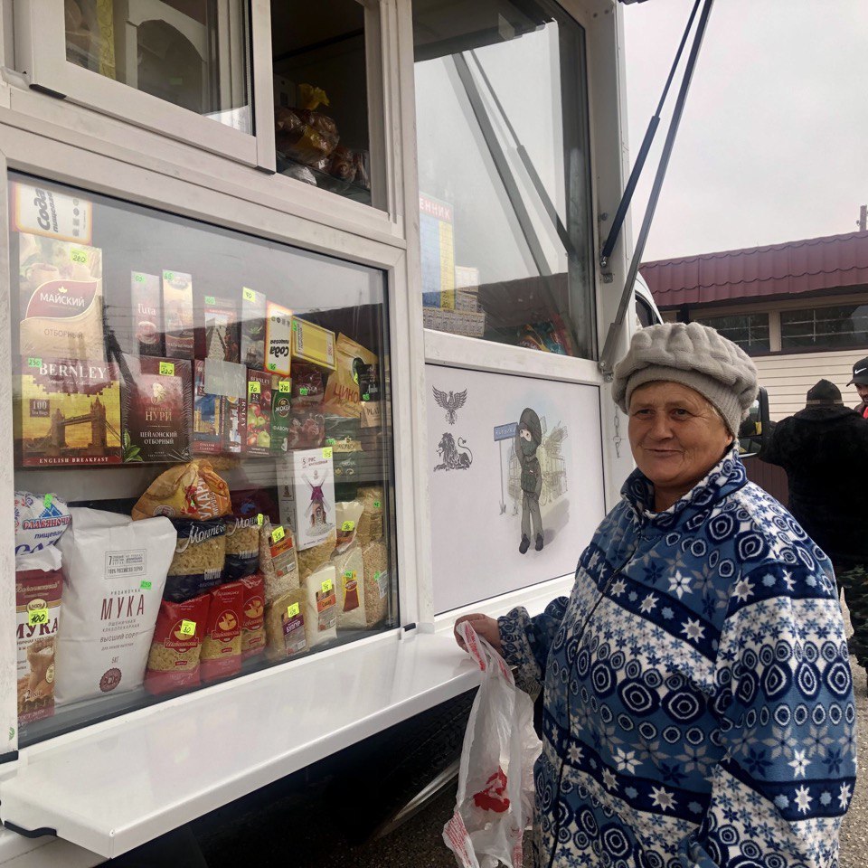 Выездные автолавки продолжают обеспечивать жителей продуктами питания.