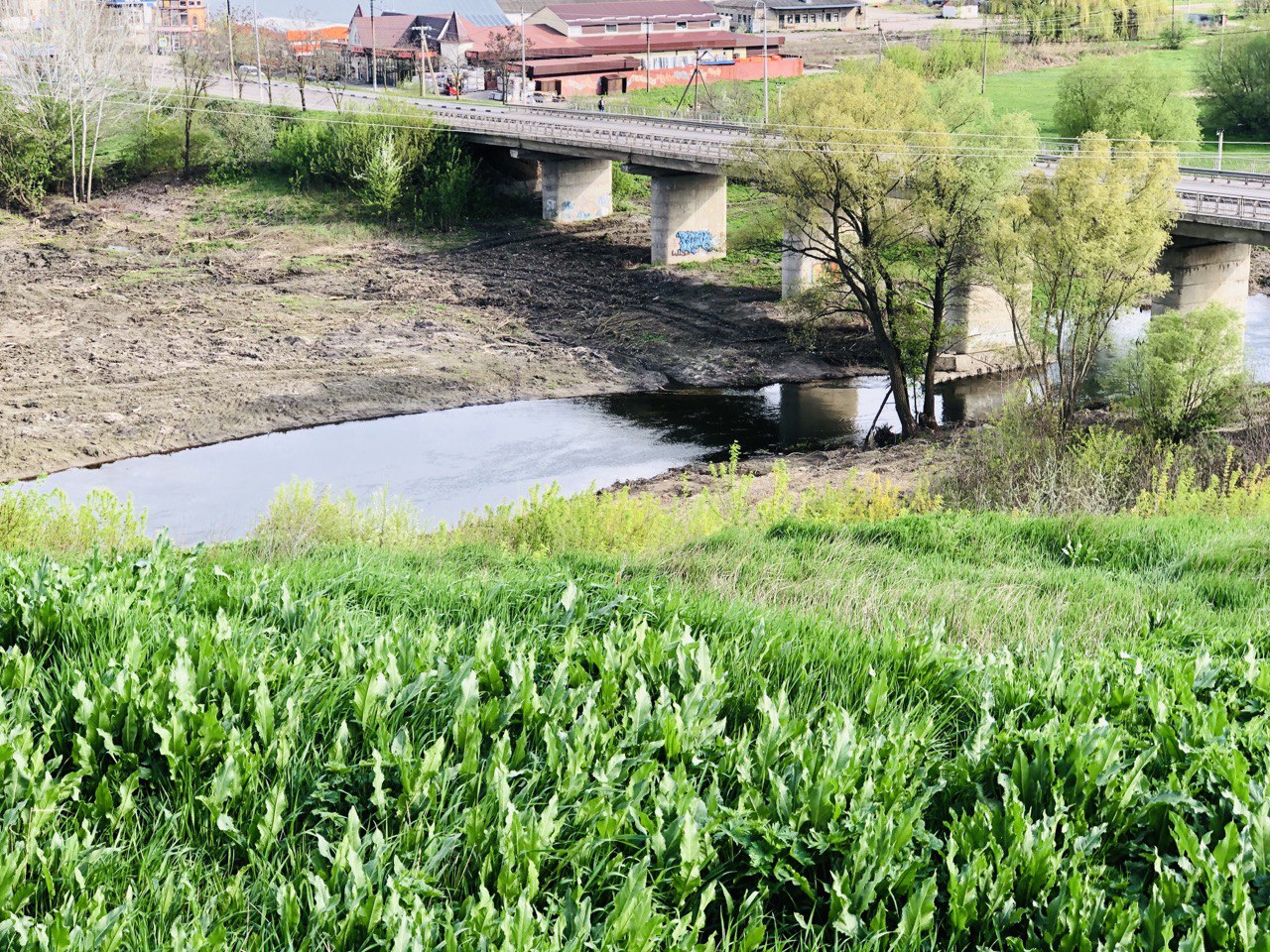 На склоне у реки Валуй начались работы по благоустройству общественной территории.