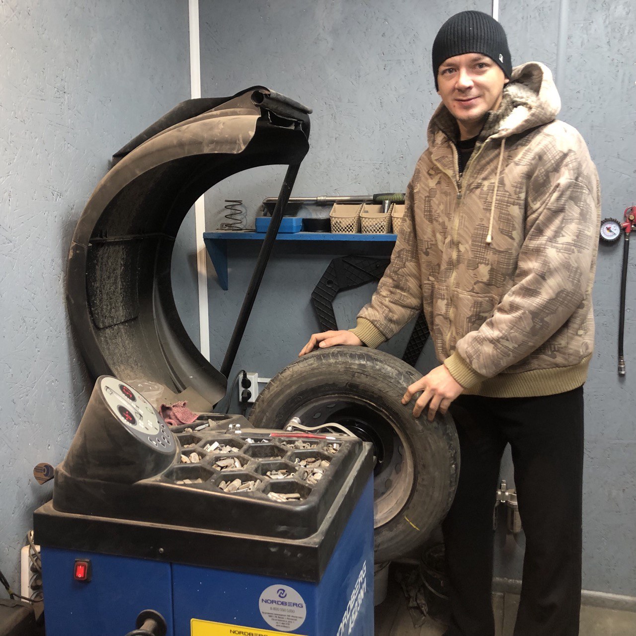Антон Судовцов с помощью соцконтракта обновил оборудование для шиномонтажа.