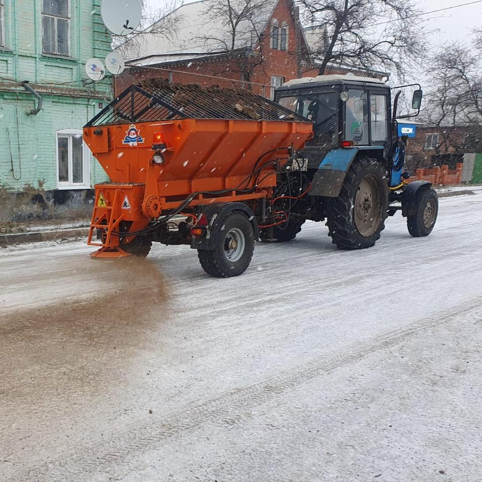 На уборку дорог выходит спецтехника и сотрудники коммунальных служб.