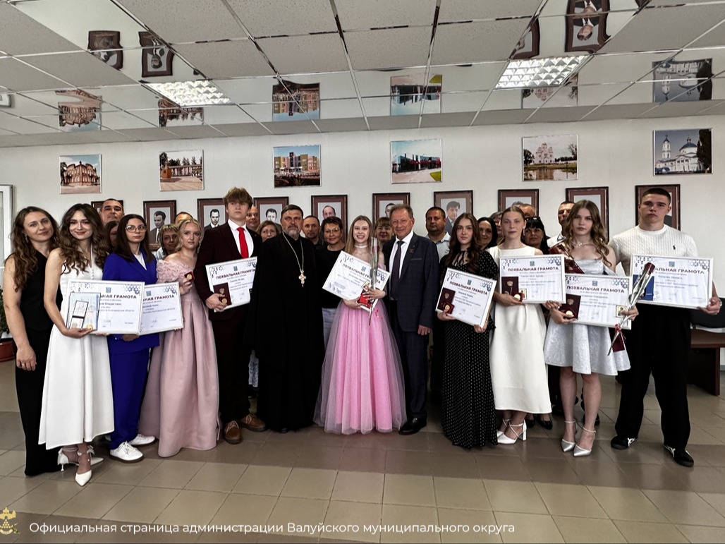 Сегодня чествовали выпускников‑медалистов, побывавших на «Алых парусах»