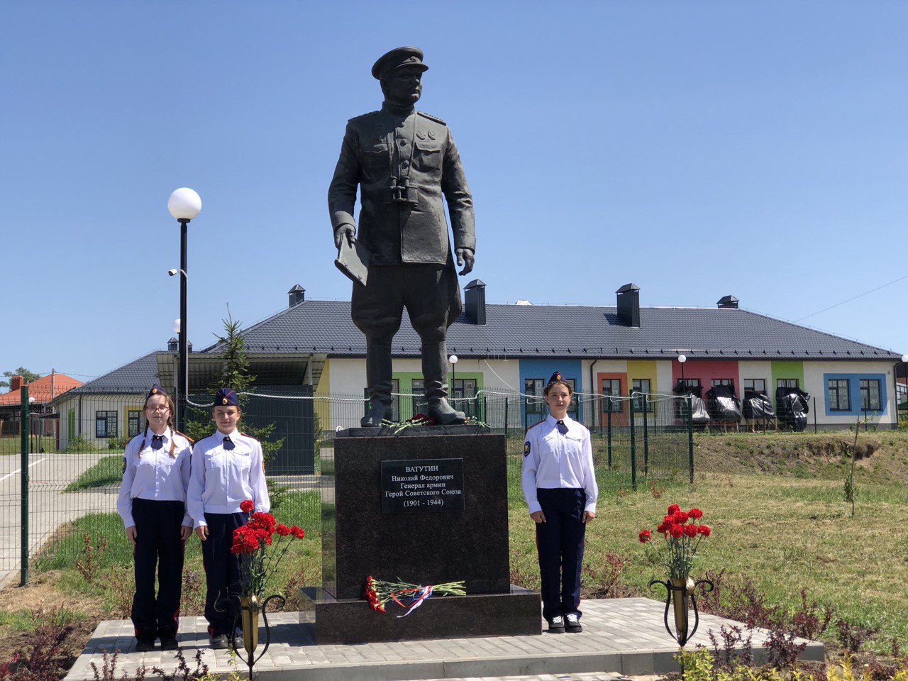 В Валуйках в торжественной обстановке открыли памятник нашему земляку, Генералу армии, Герою Советского Союза Николаю Ватутину.