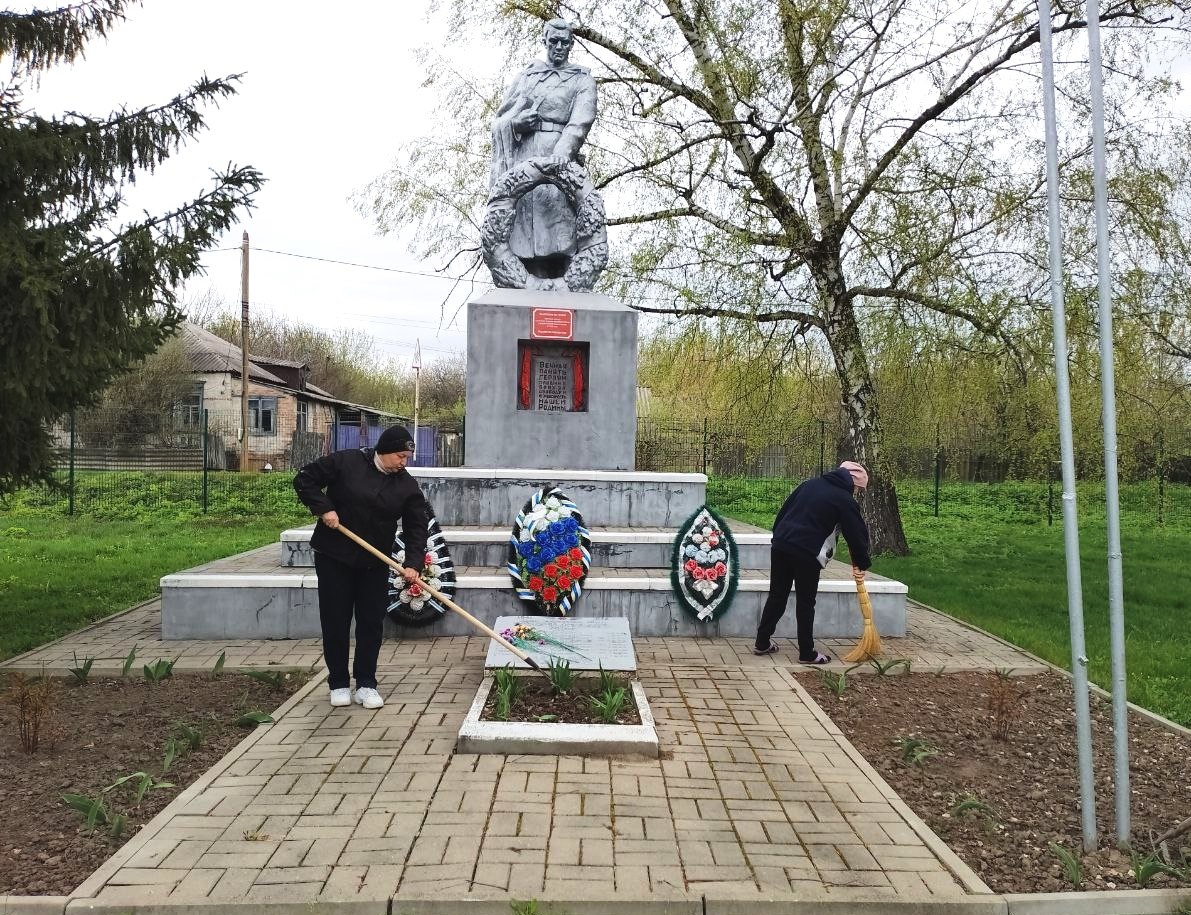 Волонтёры культуры привели в порядок места захоронения воинов Великой Отечественной войны.