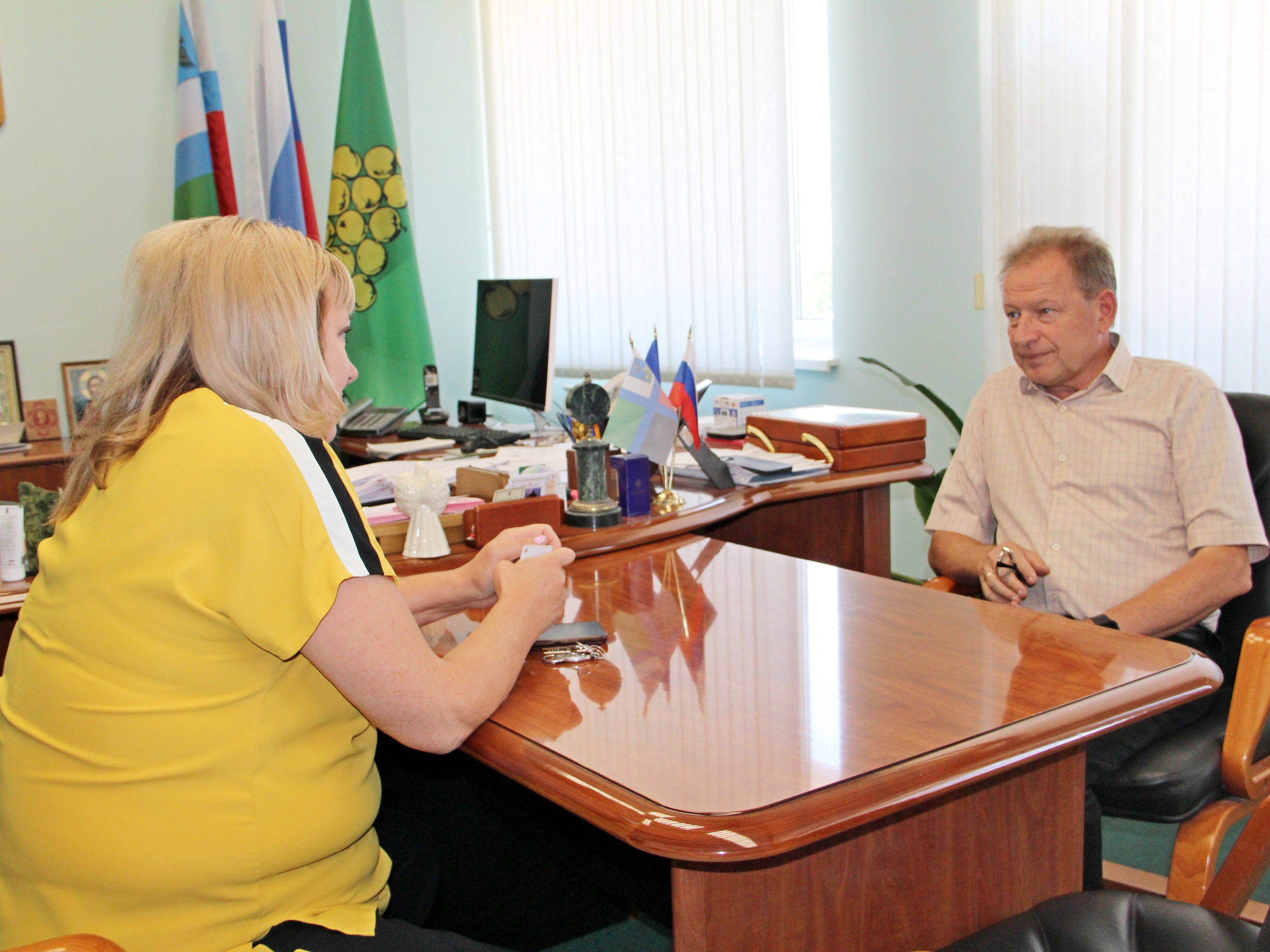 Глава округа встретился с руководителем АНО «Редакция газеты «Валуйская звезда».