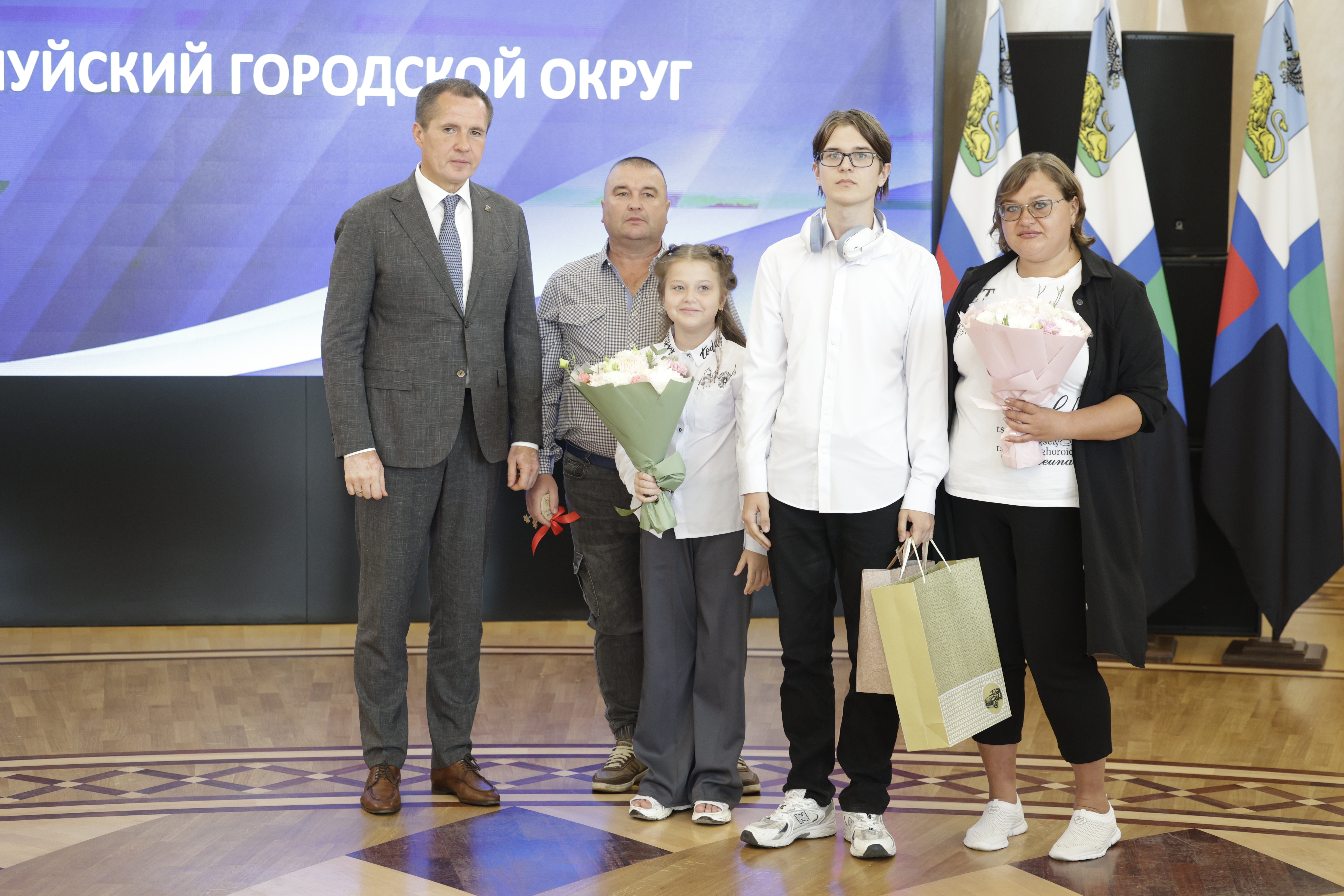 Вячеслав Гладков вручил ключи от нового жилья семьям, которые вынуждено покинули приграничные территории области.