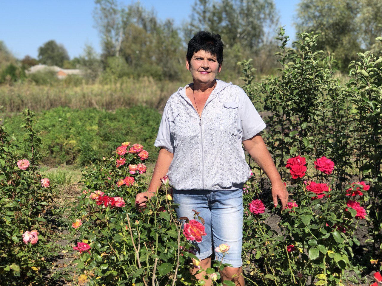 Людмила Власюк из села Двулучное занимается выращиванием саженцев.
