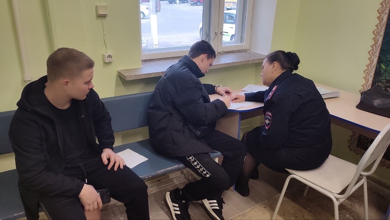 В Валуйском муниципальном округе сотрудники полиции провели рейдовые мероприятия в местах концентрации несовершеннолетних в период с 28 марта по 6 апреля.