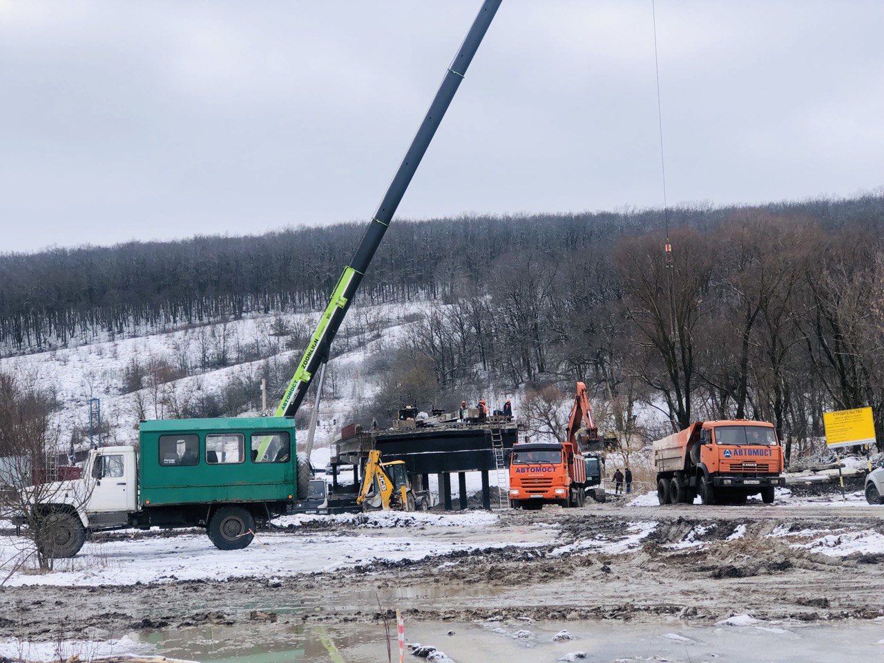 В Валуйках продолжается строительство моста через реку Оскол в селе Поминово.