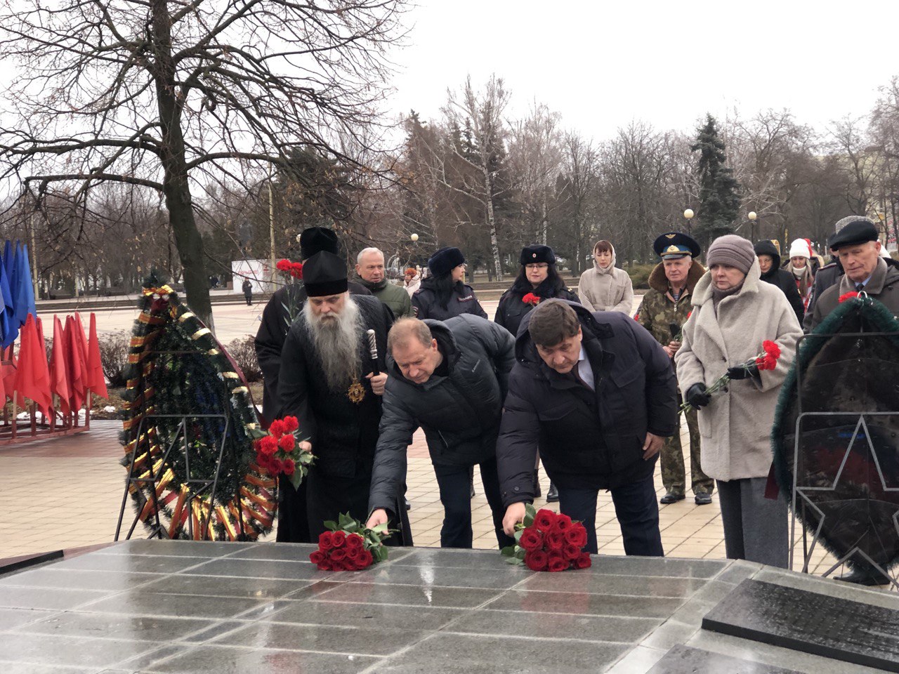 Состоялась церемония возложения цветов к братским могилам, мемориалам и памятникам, посвящённым событиям Великой Отечественной войны.