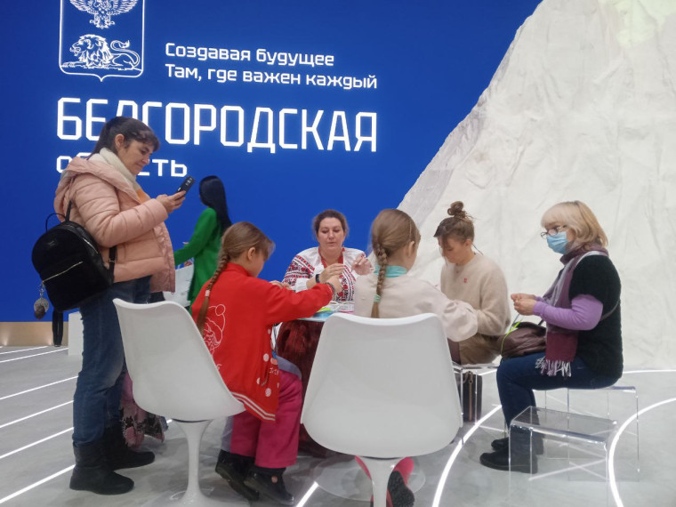 Мастера из Валуйского дома ремёсел проводят мастер-классы на Международной выставке-форуме «РОССИЯ». Мастера из Валуйского дома ремёсел проводят мастер-классы на Международной выставке-форуме «РОССИЯ».