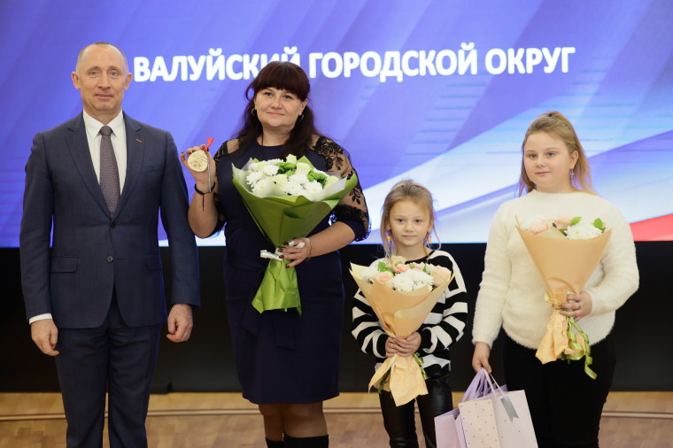 Ключи от нового жилья получили семьи, которые вынуждено покинули приграничные территории области. Ключи от нового жилья получили семьи, которые вынуждено покинули приграничные территории области.
