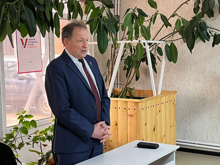 Алексей Дыбов встретился с трудовым коллективом Валуйское ОАО «Молоко». Алексей Дыбов встретился с трудовым коллективом Валуйское ОАО «Молоко».