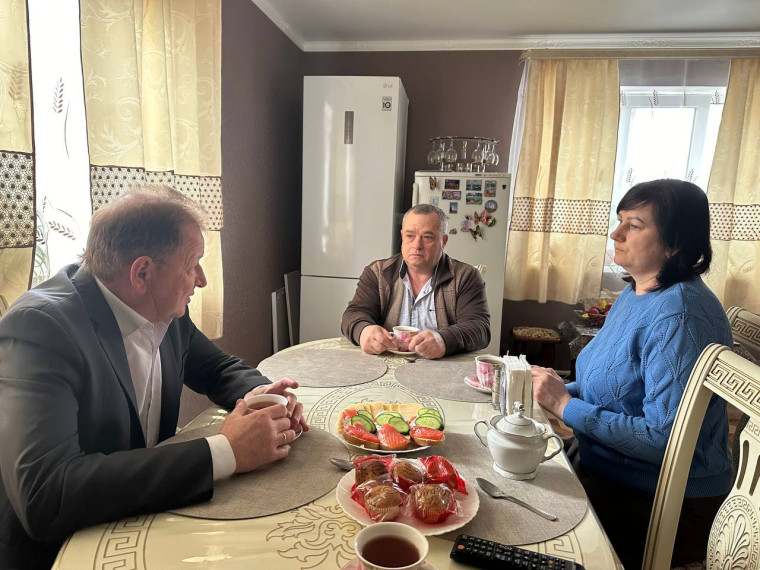 Алексей Дыбов побывал в гостях и поздравил с 8 марта матерей, жён и дочерей участников специальной военной операции, погибших при исполнении воинского долга. Алексей Дыбов побывал в гостях и поздравил с 8 марта матерей, жён и дочерей участников специальной военной операции, погибших при исполнении воинского долга.