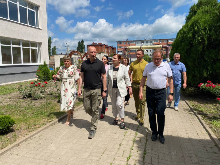 Заместитель губернатора Владимир Васильевич Базаров посетил Валуйки. Заместитель губернатора Владимир Васильевич Базаров посетил Валуйки.