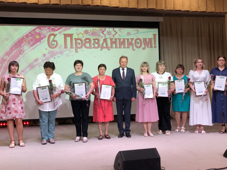 8 июня свой профессиональный праздник отмечают работники социальной защиты населения. 8 июня свой профессиональный праздник отмечают работники социальной защиты населения.