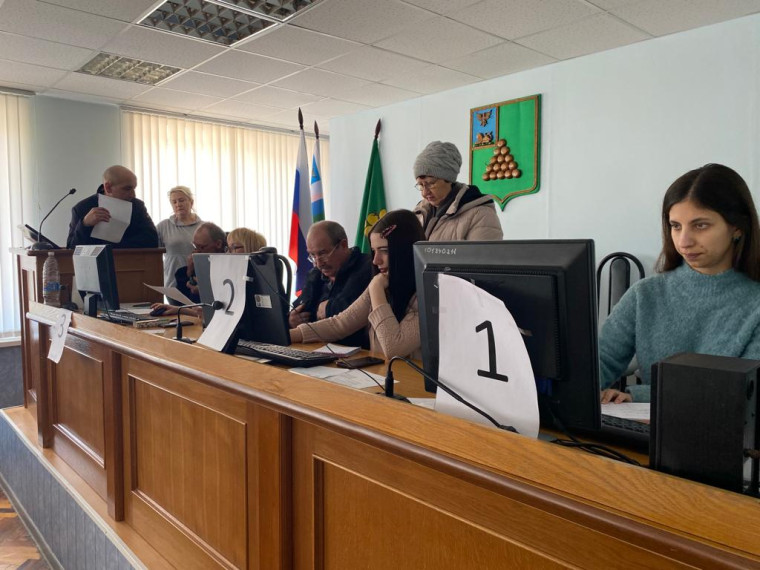 В Валуйках продолжает работать жилищная комиссия. В Валуйках продолжает работать жилищная комиссия.