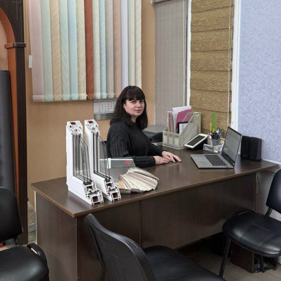 Татьяна Бушина из Валуек открыла новый магазин по продаже дверей и окон. Татьяна Бушина из Валуек открыла новый магазин по продаже дверей и окон.