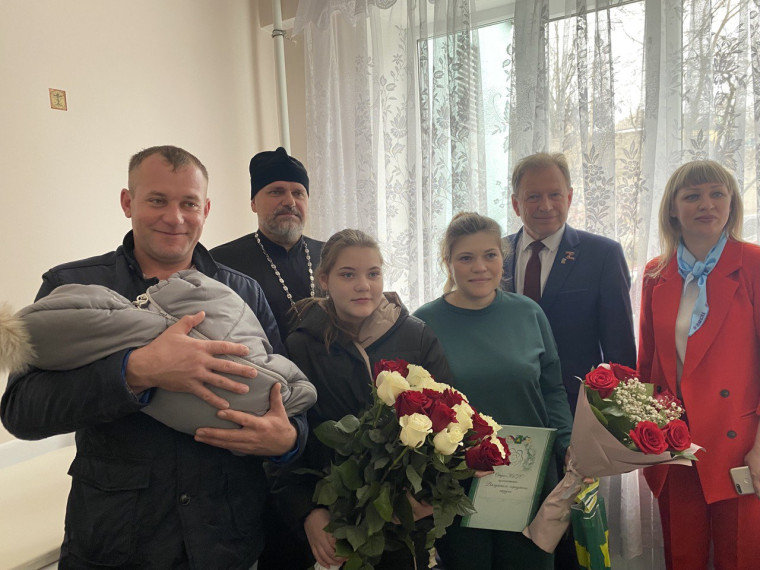 Глава Валуйского округа Алексей Дыбов поздравил супругу мобилизованного валуйчанина с рождением сына. Глава Валуйского округа Алексей Дыбов поздравил супругу мобилизованного валуйчанина с рождением сына.