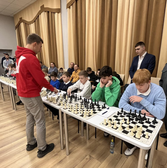 В Валуйском городском округе состоялся сеанс одновременной игры в шахматы с Сергеем Карякиным.