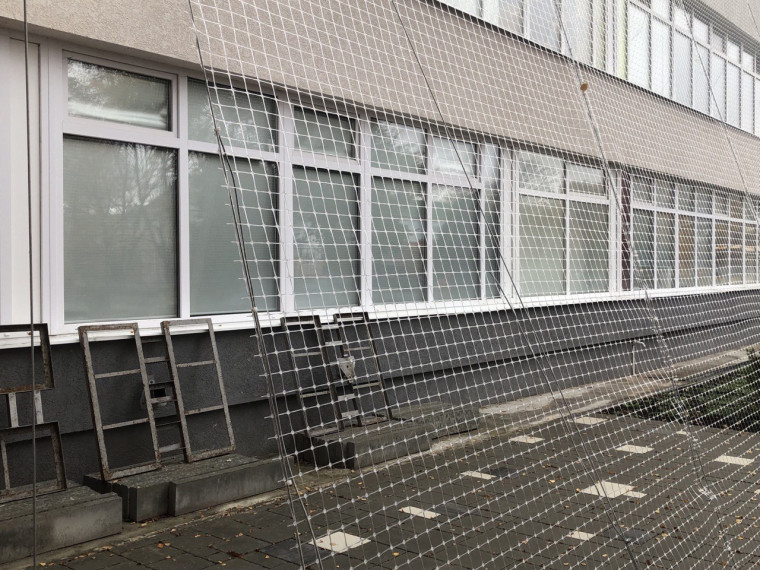 В Валуйском округе продолжаются работы по установке антидроновых сеток.