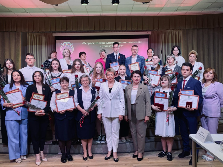 Прошёл круглый стол, посвящённый чествованию призёров регионального этапа всероссийской олимпиады школьников 2023 года. Прошёл круглый стол, посвящённый чествованию призёров регионального этапа всероссийской олимпиады школьников 2023 года.