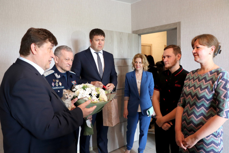 Вчера семья из Валуйского городского округа, которая потеряла свой дом в результате обстрелов со стороны ВСУ, получила новое жилье. Вчера семья из Валуйского городского округа, которая потеряла свой дом в результате обстрелов со стороны ВСУ, получила новое жилье.