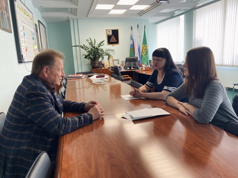Глава Валуйского округа Алексей Дыбов встретился с представителями НКО. Глава Валуйского округа Алексей Дыбов встретился с представителями НКО.
