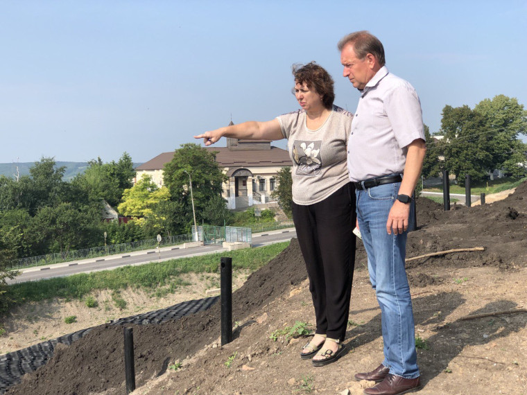 Глава администрации Валуйского городского округа Алексей Дыбов проинспектировал работы по благоустройству склона у реки Валуй. Глава администрации Валуйского городского округа Алексей Дыбов проинспектировал работы по благоустройству склона у реки Валуй.