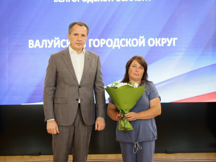 Ппять семей из Валуйского городского округа получили ключи от новых квартир из рук главы региона Вячеслава Гладкова. Ппять семей из Валуйского городского округа получили ключи от новых квартир из рук главы региона Вячеслава Гладкова.