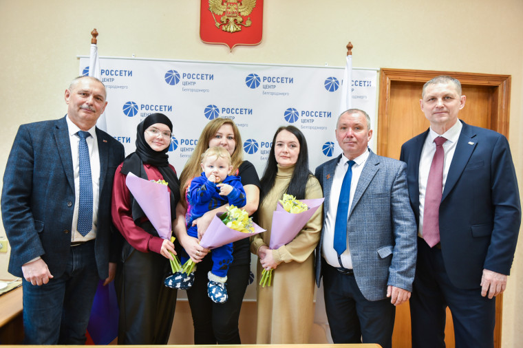 В «Белгородэнерго» поздравили мам, жен, дочерей и сестер участников СВО.